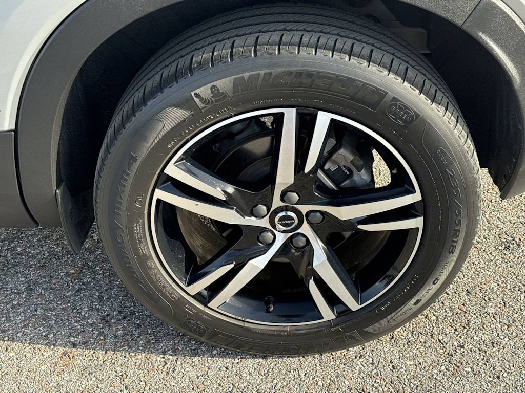 Thumbnail: 2023 Volvo XC40 - 8