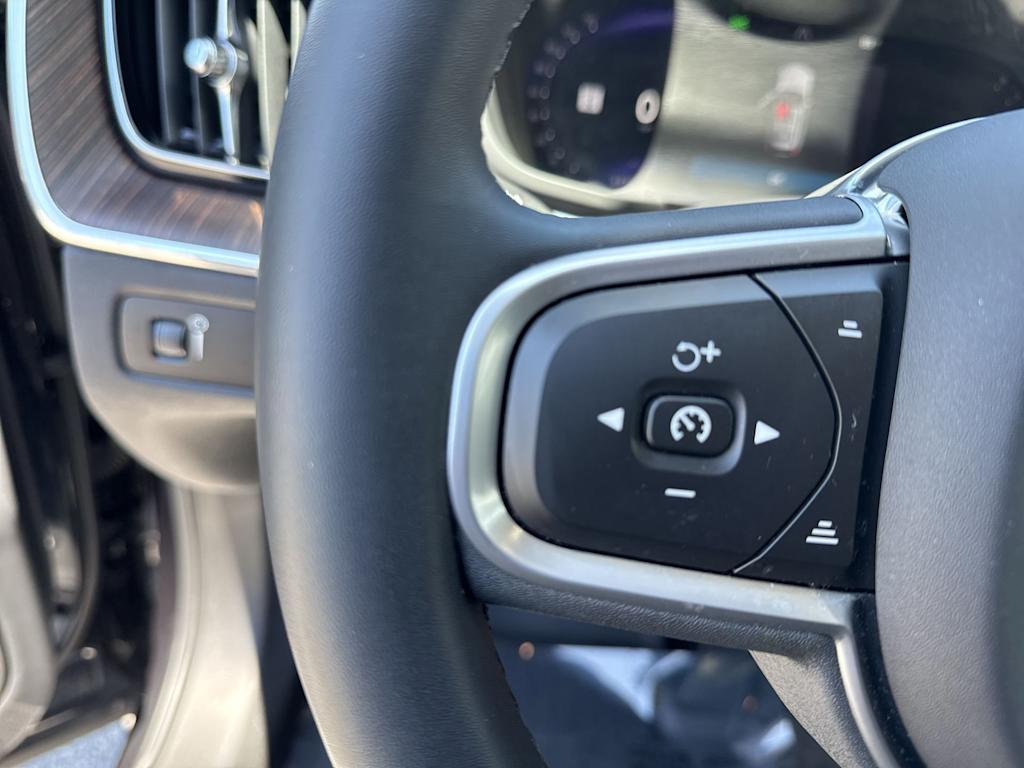 Thumbnail: 2022 Volvo XC60 - 33