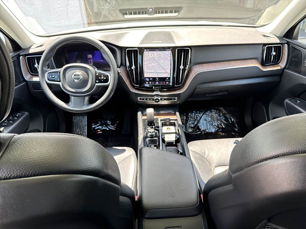 Thumbnail: 2023 Volvo XC60 - 10