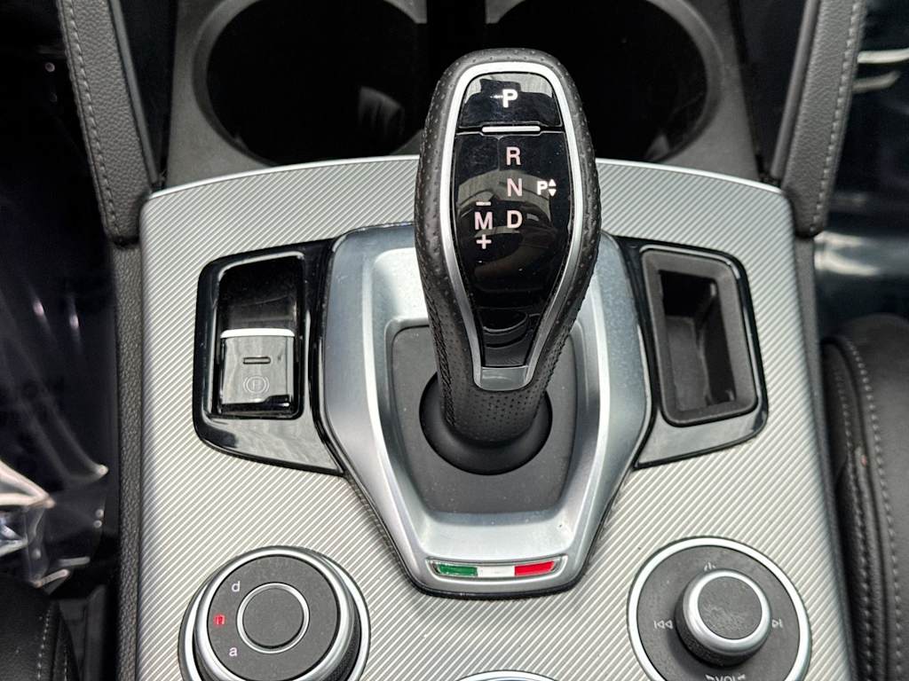 Thumbnail: 2024 Alfa Romeo Stelvio - 16