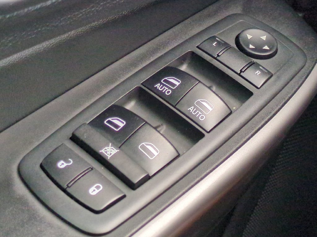 Thumbnail: 2019 Jeep Cherokee - 28