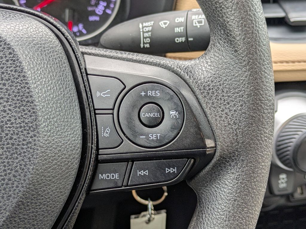 Thumbnail: 2021 Toyota RAV4 - 32