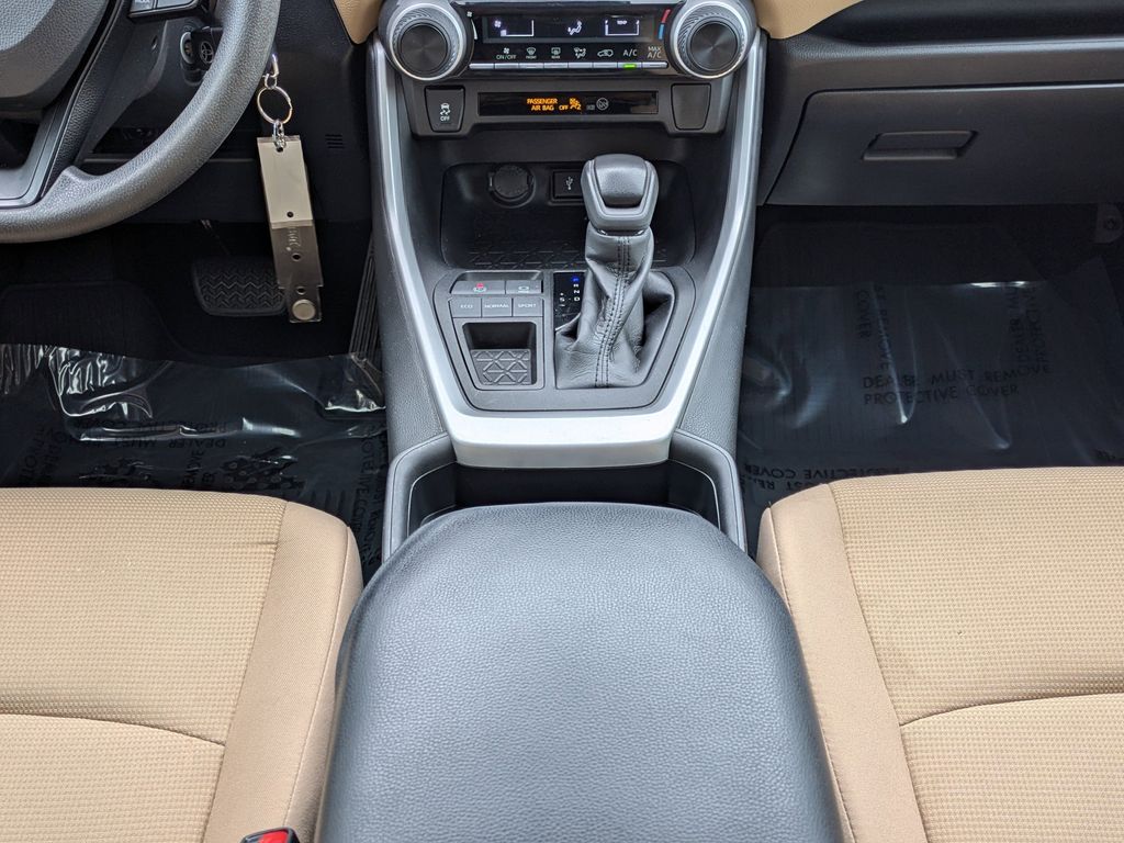 Thumbnail: 2021 Toyota RAV4 - 15