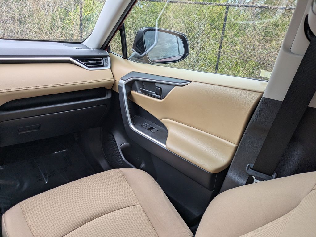 Thumbnail: 2021 Toyota RAV4 - 23