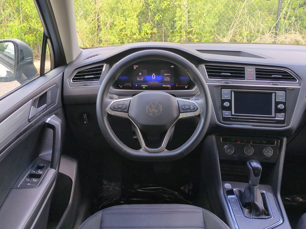Thumbnail: 2023 Volkswagen Tiguan - 10