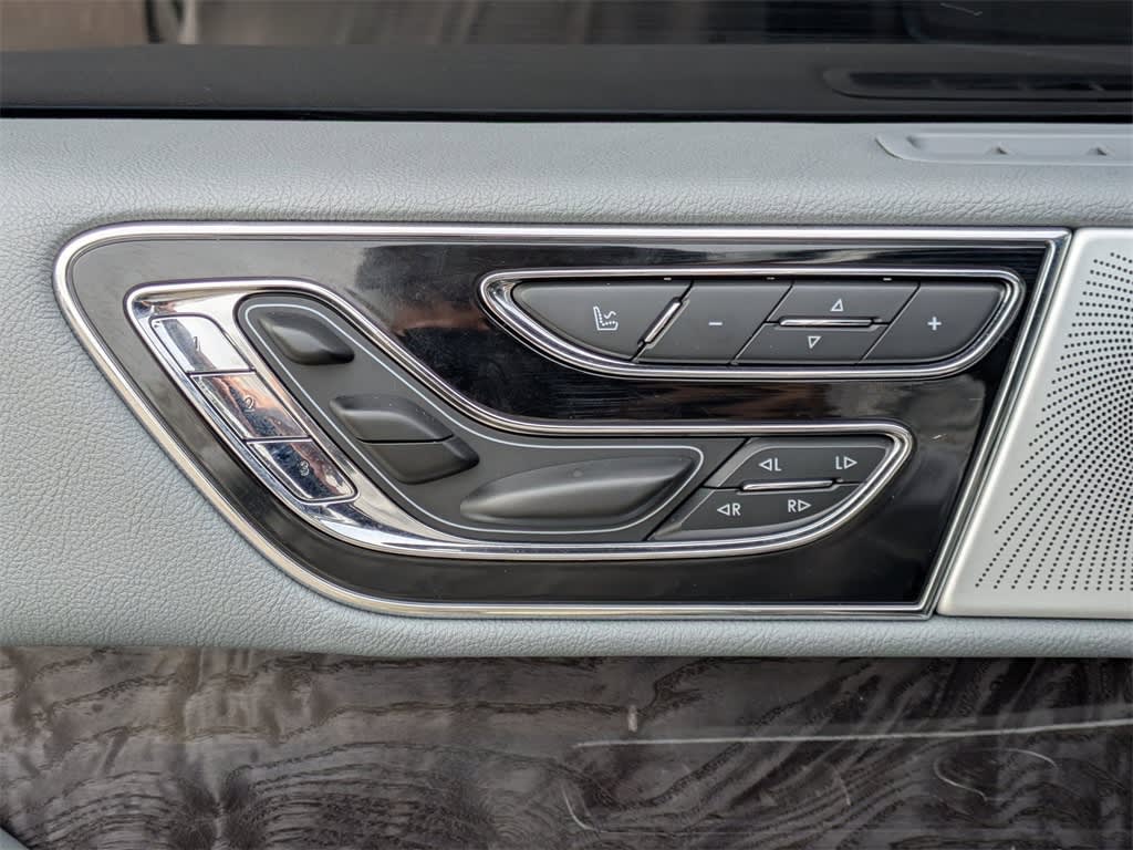 Thumbnail: 2020 Lincoln Navigator - 32