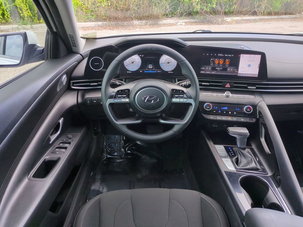 Thumbnail: 2023 Hyundai Elantra - 9