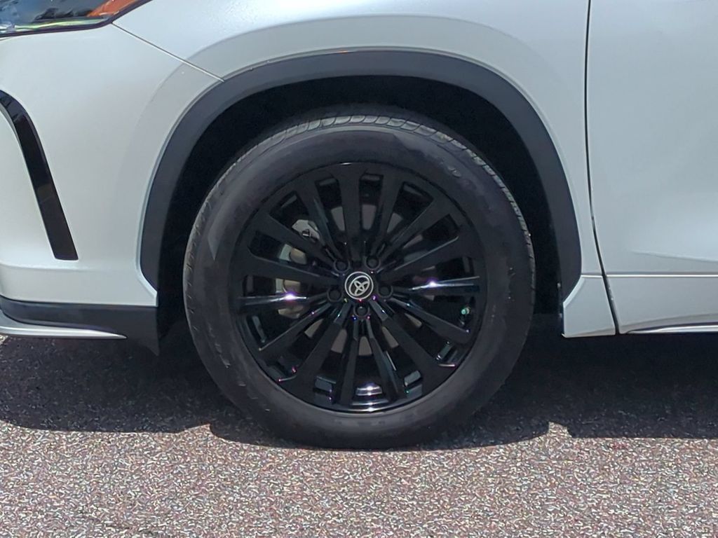 Thumbnail: 2023 Toyota Highlander - 6
