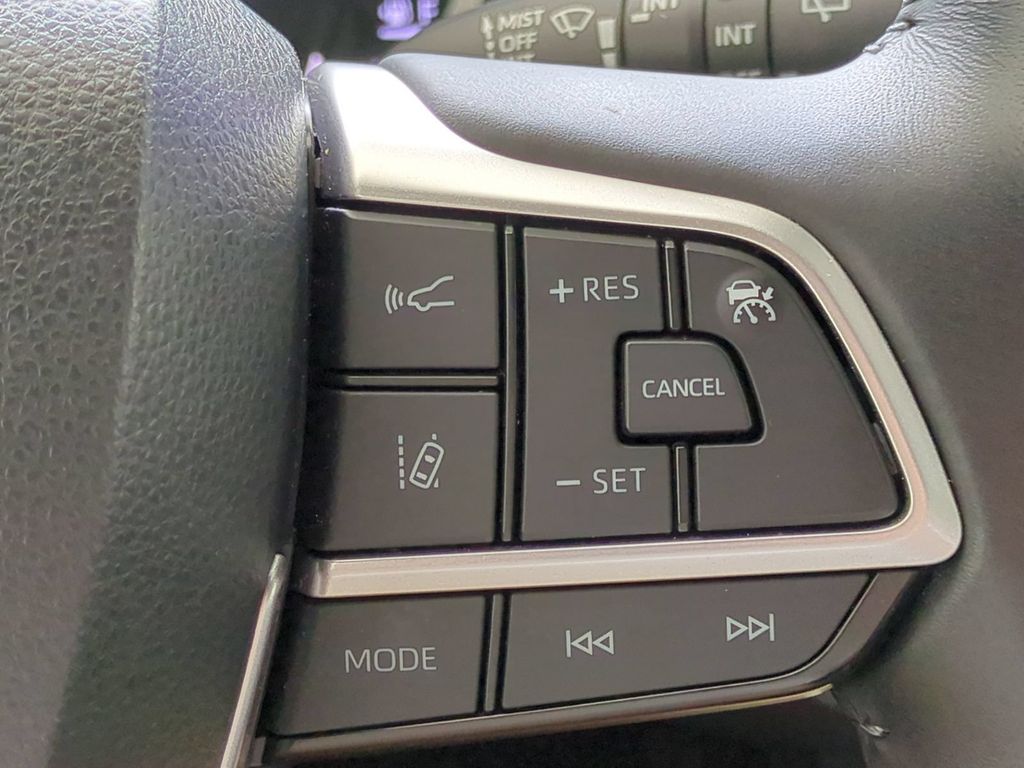 Thumbnail: 2023 Toyota Highlander - 32