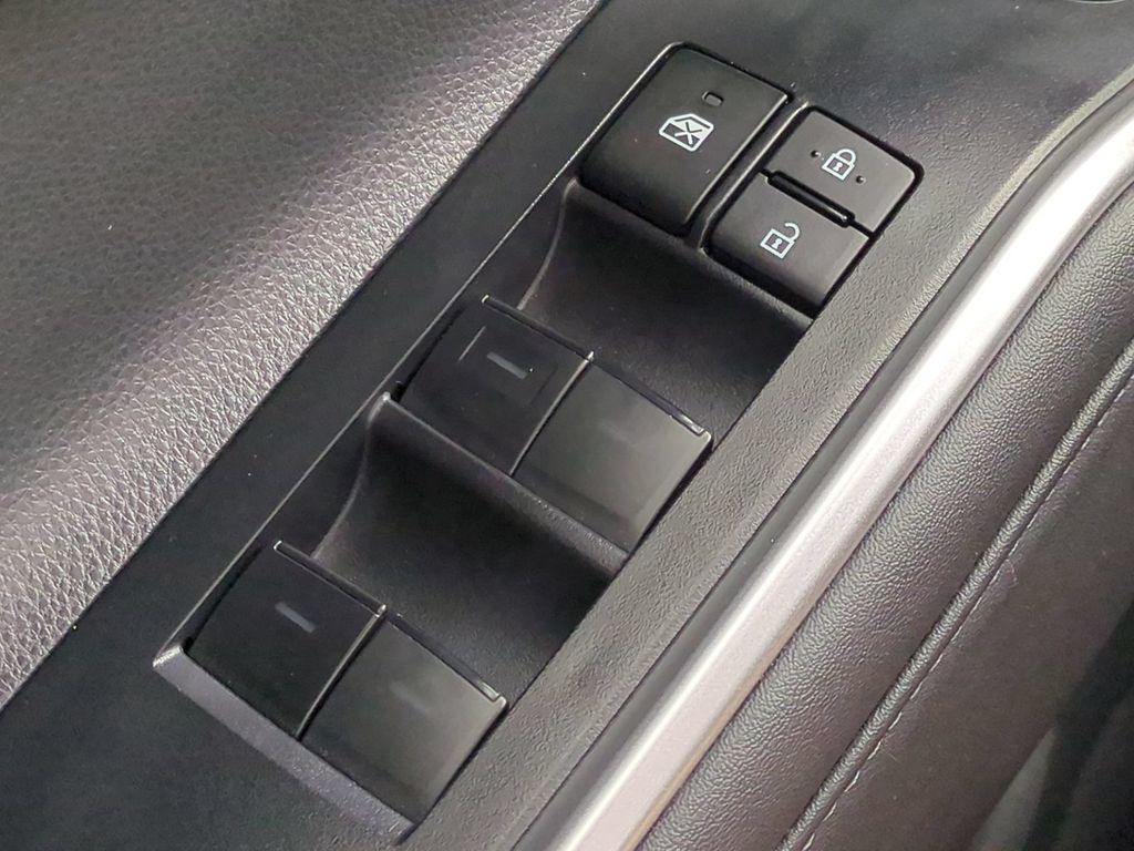 Thumbnail: 2023 Toyota Highlander - 30