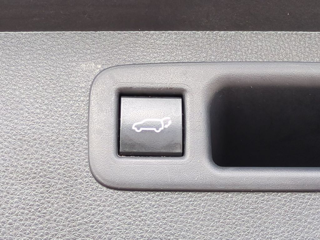 Thumbnail: 2022 Toyota Highlander - 23