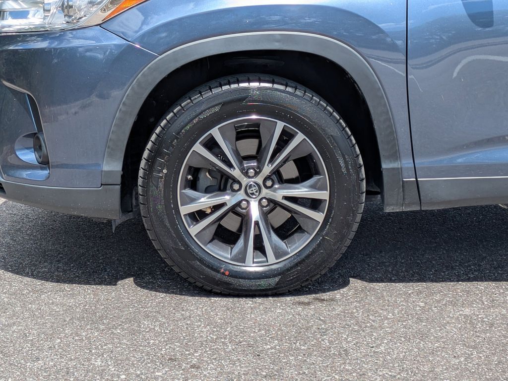 Thumbnail: 2019 Toyota Highlander - 8