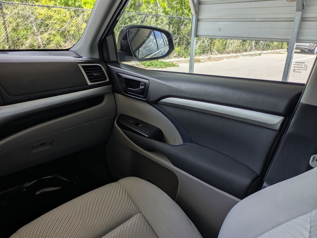 Thumbnail: 2019 Toyota Highlander - 24