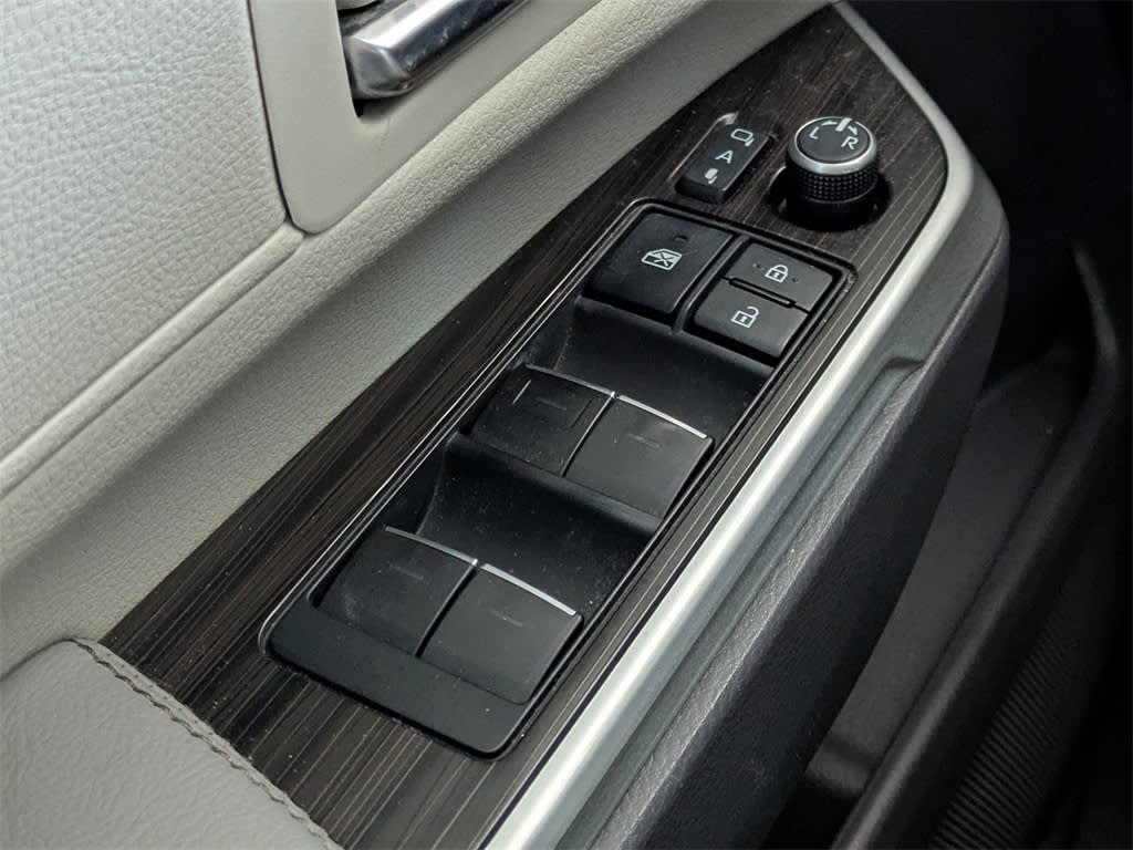 Thumbnail: 2022 Toyota Sienna - 40