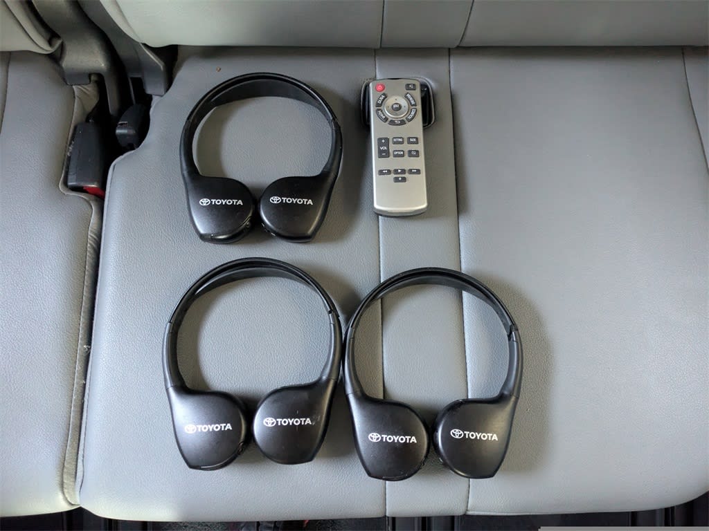 Thumbnail: 2022 Toyota Sienna - 28