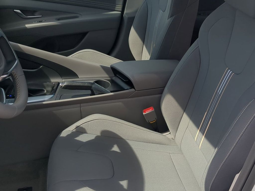 Thumbnail: 2026 Hyundai Elantra - 10