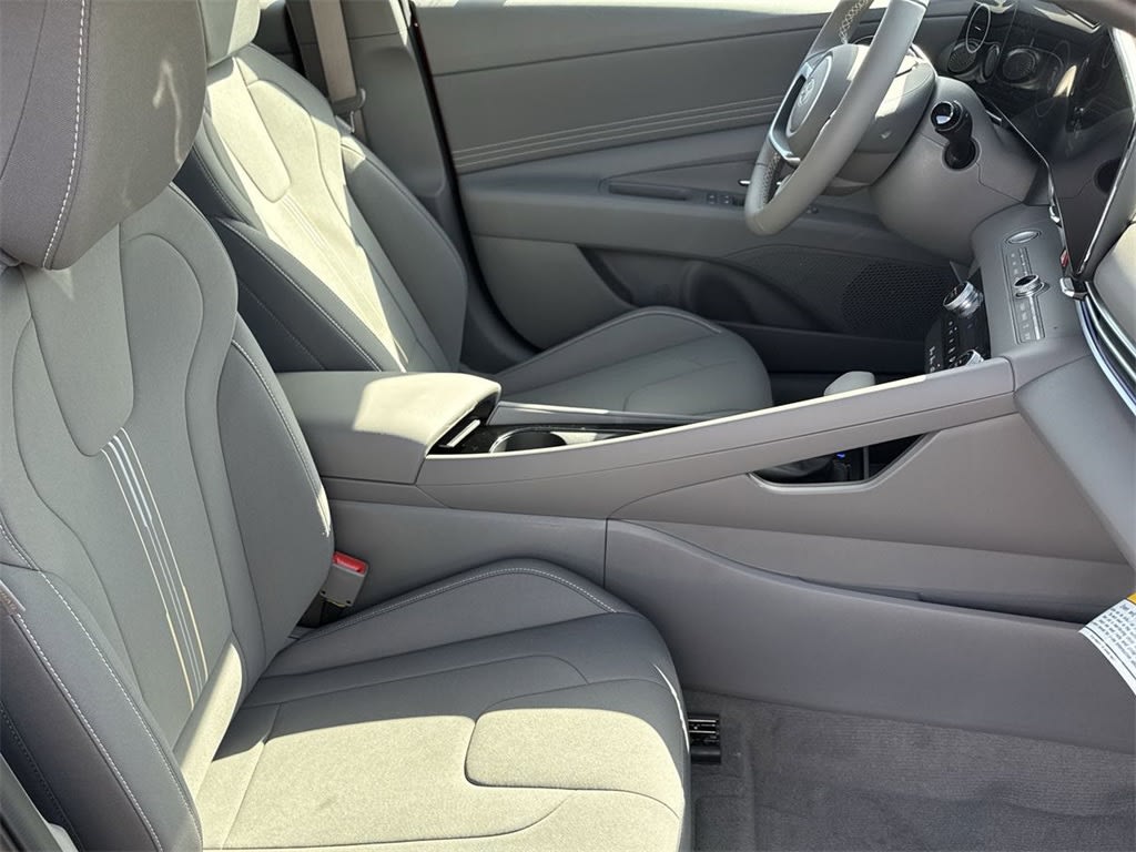 Thumbnail: 2025 Hyundai Elantra - 25