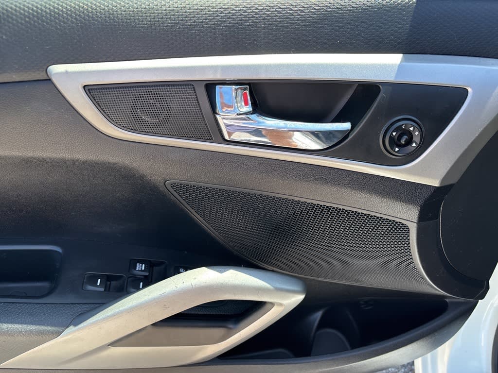 Thumbnail: 2015 Hyundai Veloster - 12