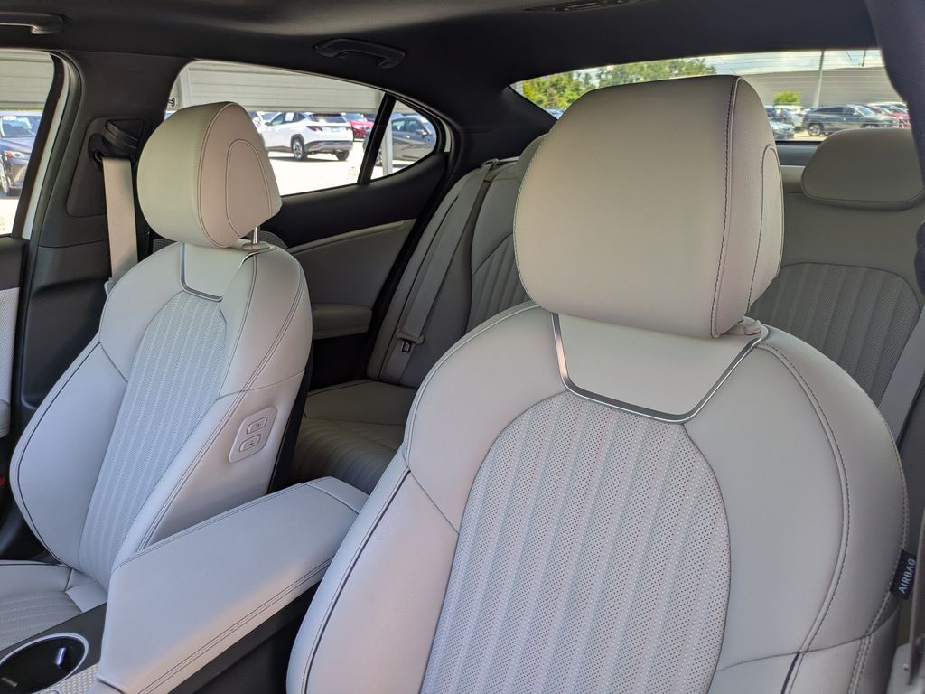 Thumbnail: 2023 Genesis G70 - 12