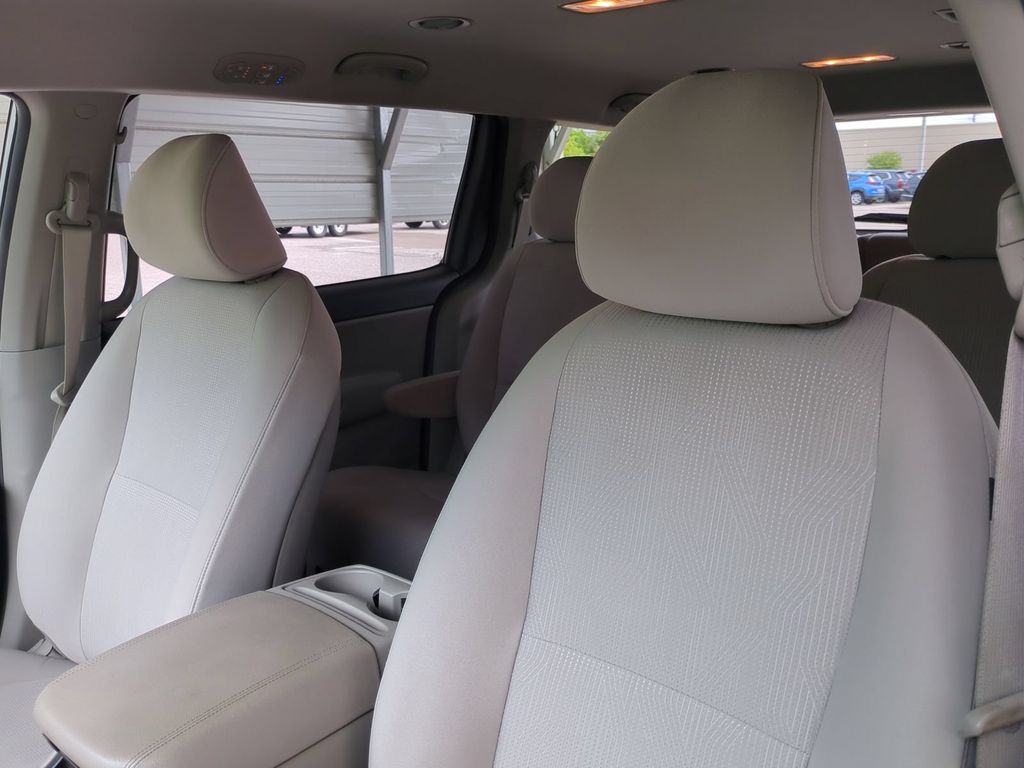 Thumbnail: 2021 Kia Sedona - 12