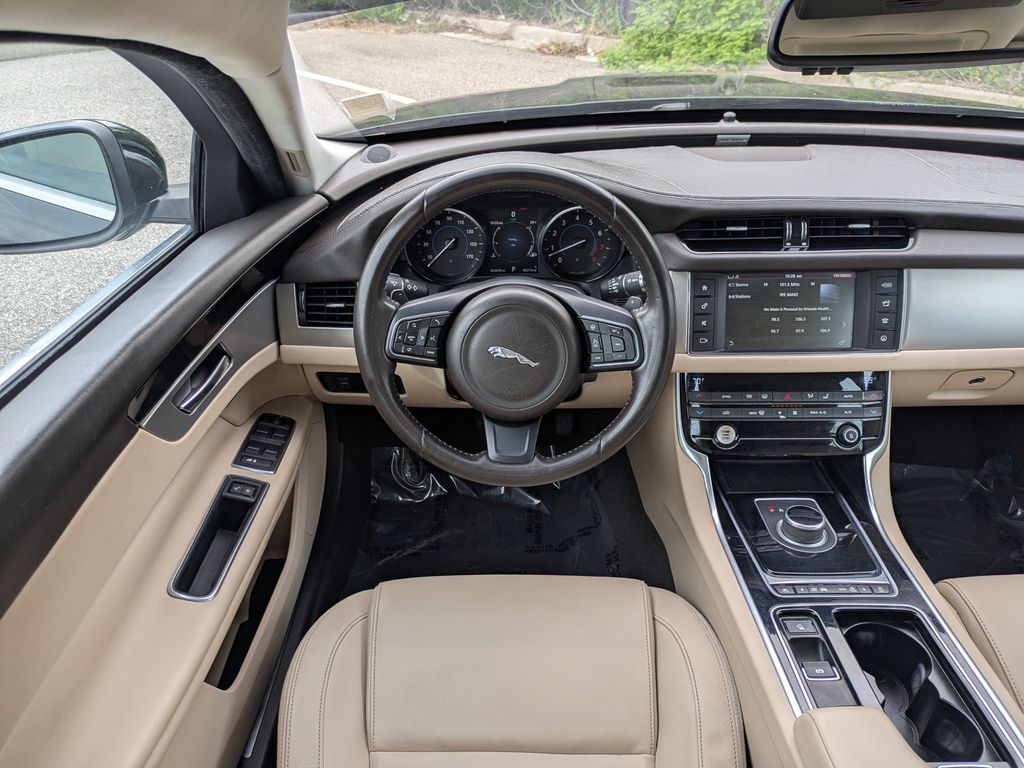 Thumbnail: 2017 Jaguar XF - 10