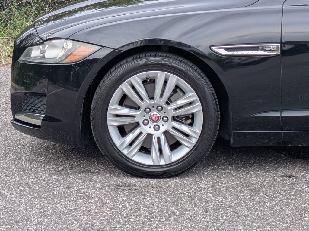 Thumbnail: 2017 Jaguar XF - 8