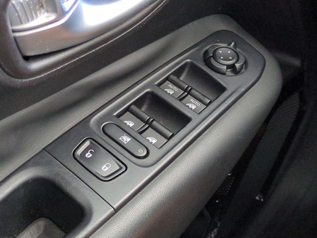 Thumbnail: 2019 Jeep Renegade - 25