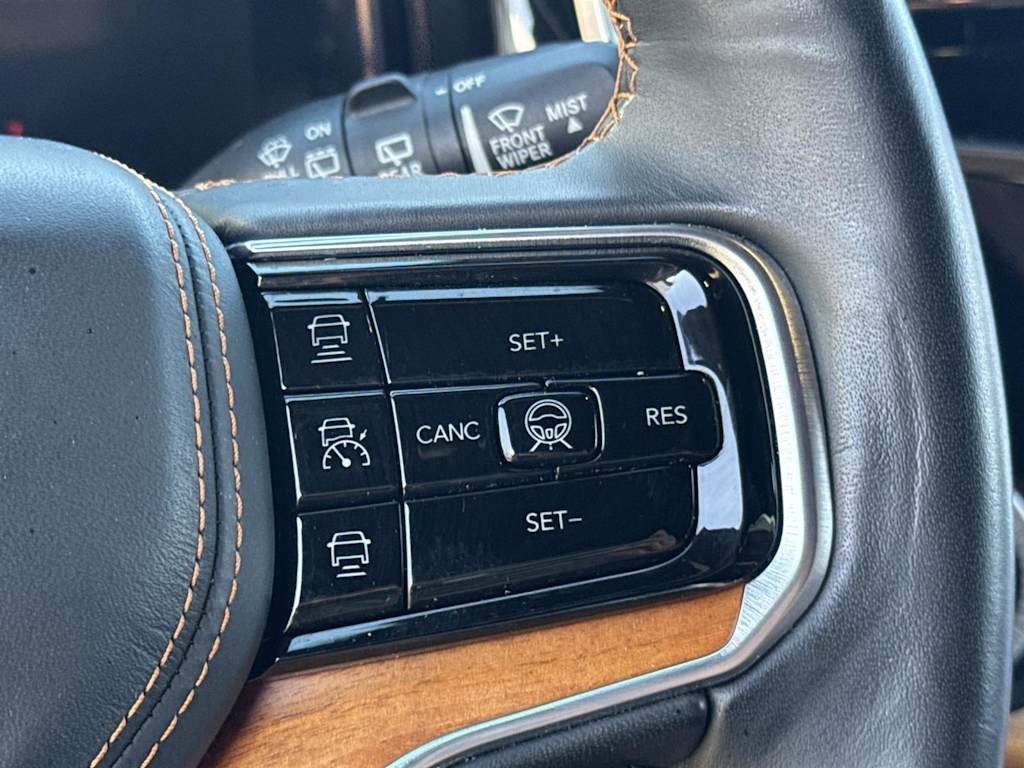 2022 Jeep Grand Wagoneer Series III 31