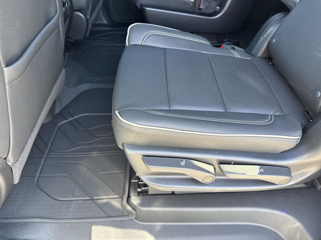 2025 Chevrolet Suburban Premier 28