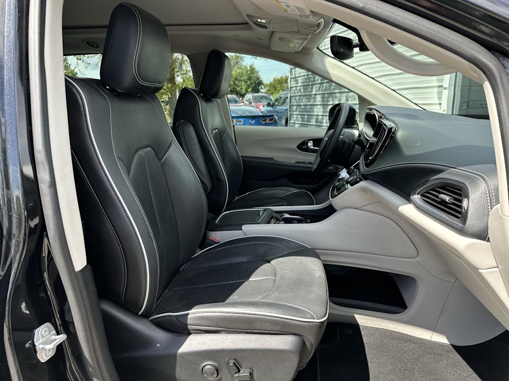 Thumbnail: 2023 Chrysler Pacifica - 25