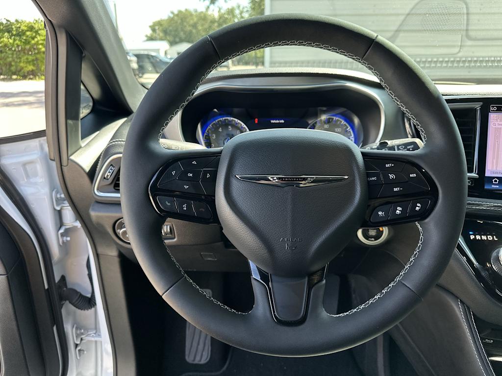 Thumbnail: 2023 Chrysler Pacifica - 10