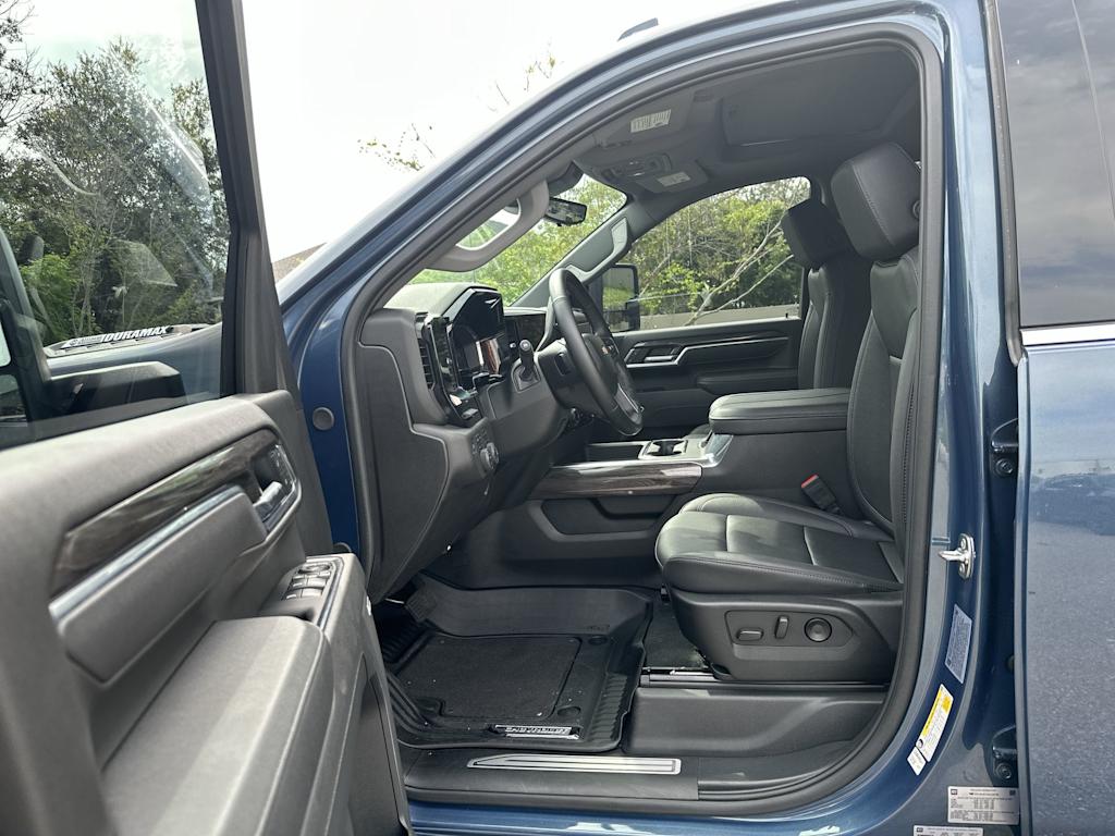 Thumbnail: 2025 Chevrolet Silverado 3500 - 17