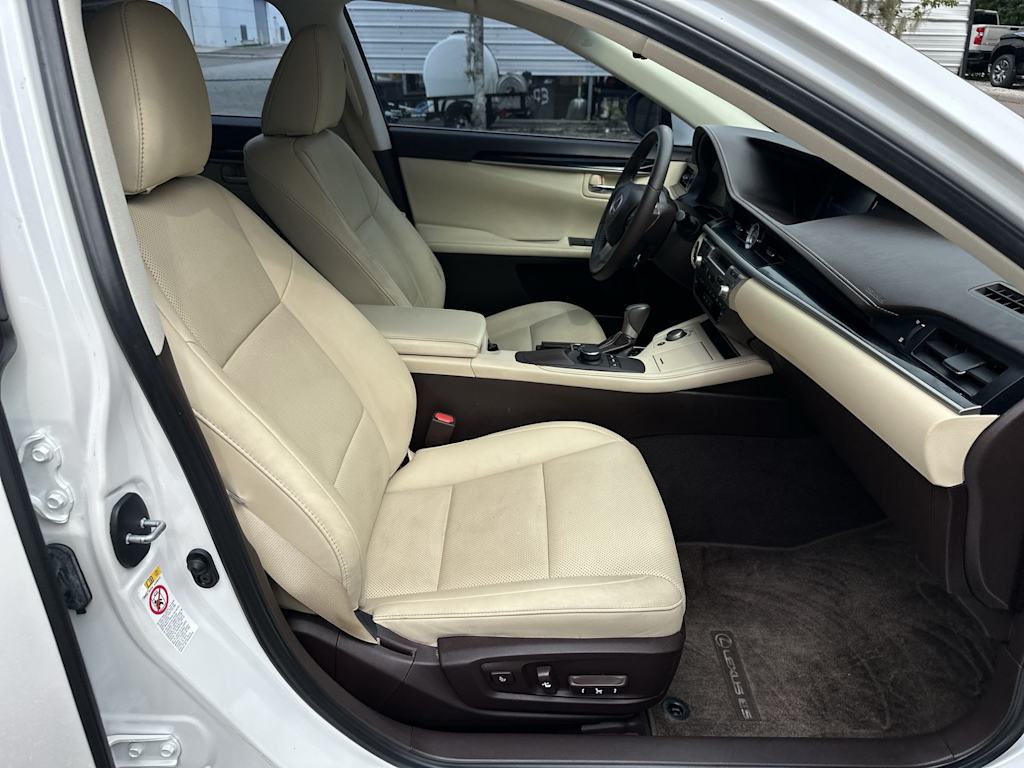 Thumbnail: 2018 Lexus ES - 26