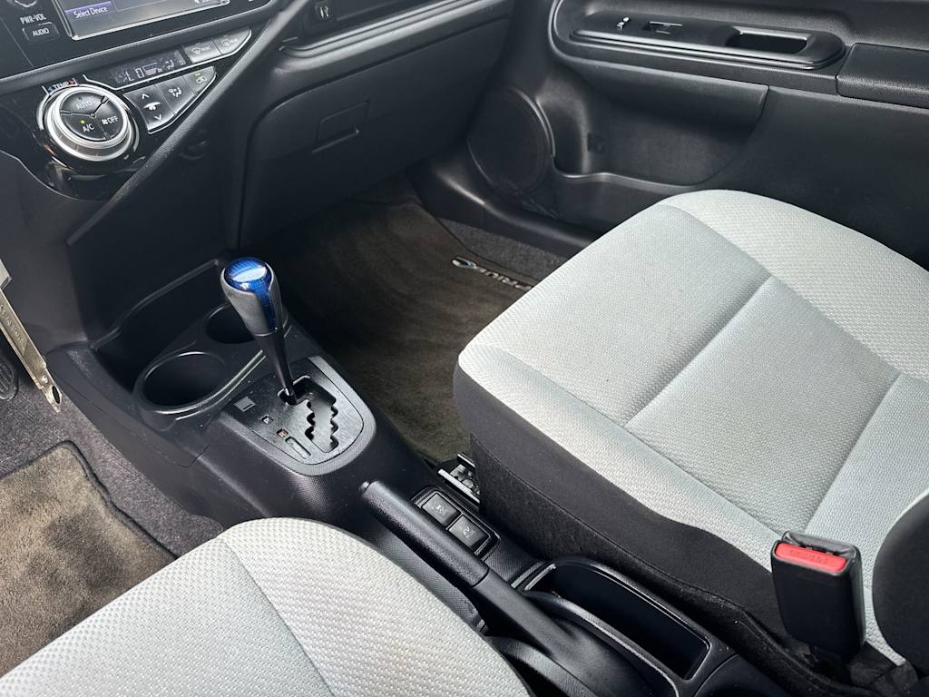 Thumbnail: 2015 Toyota Prius c - 15