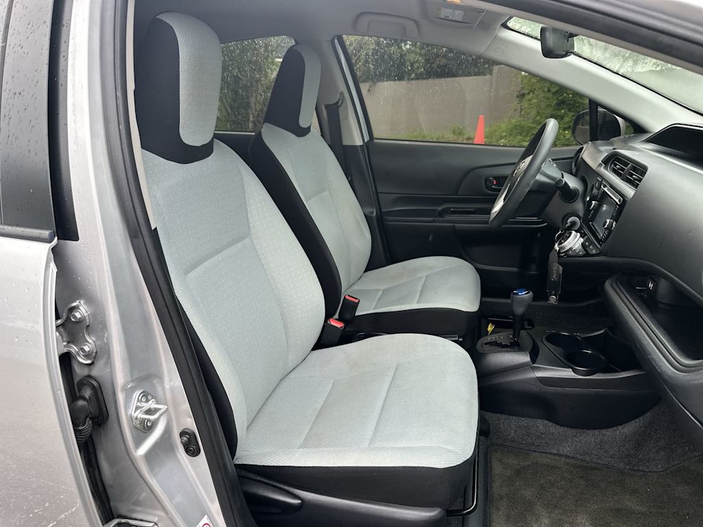 Thumbnail: 2015 Toyota Prius c - 26