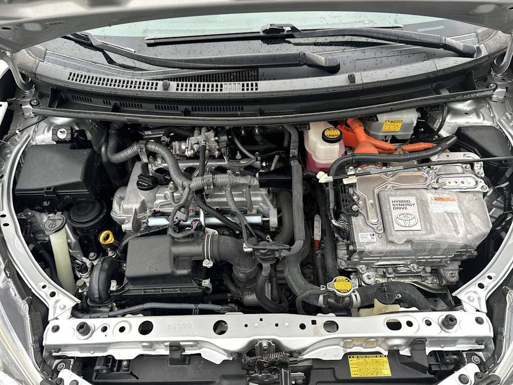 Thumbnail: 2015 Toyota Prius c - 9