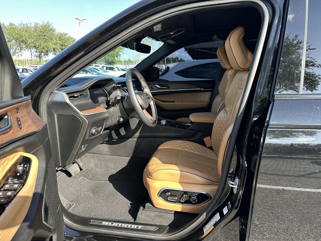 Thumbnail: 2022 Jeep Grand Cherokee - 10