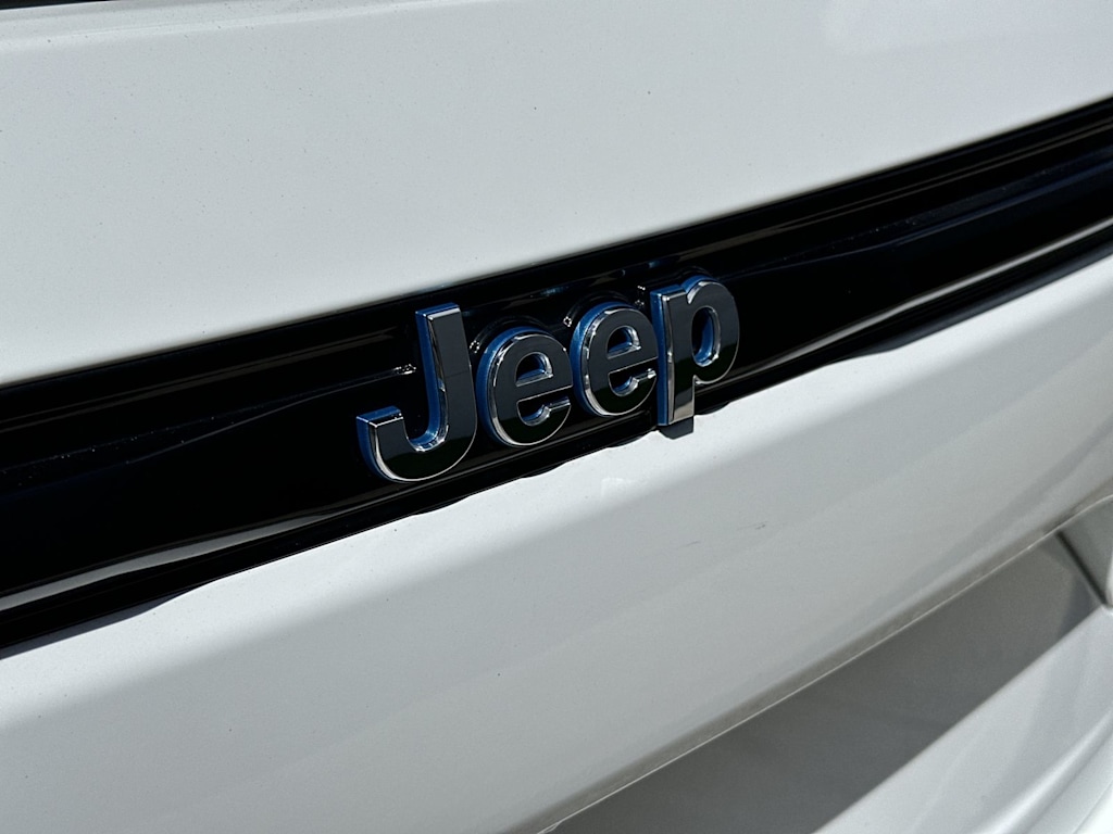 Thumbnail: 2022 Jeep Grand Cherokee - 23