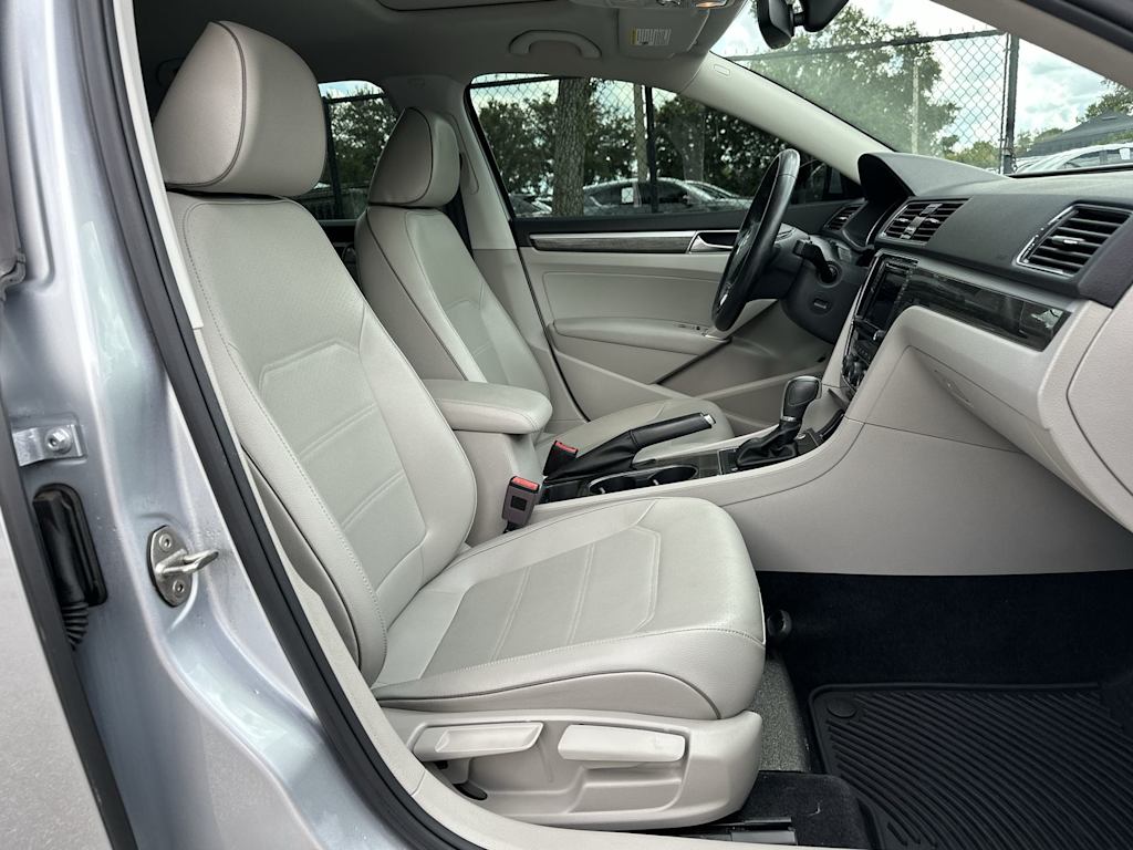 Thumbnail: 2018 Volkswagen Passat - 20