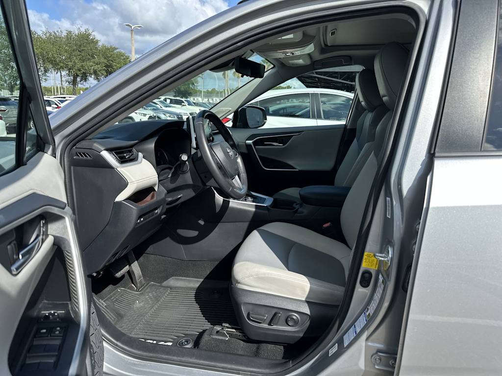 Thumbnail: 2020 Toyota RAV4 - 10