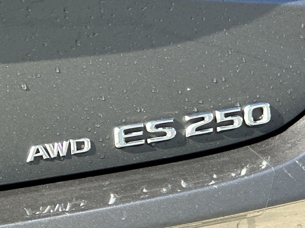 Thumbnail: 2023 Lexus ES - 7