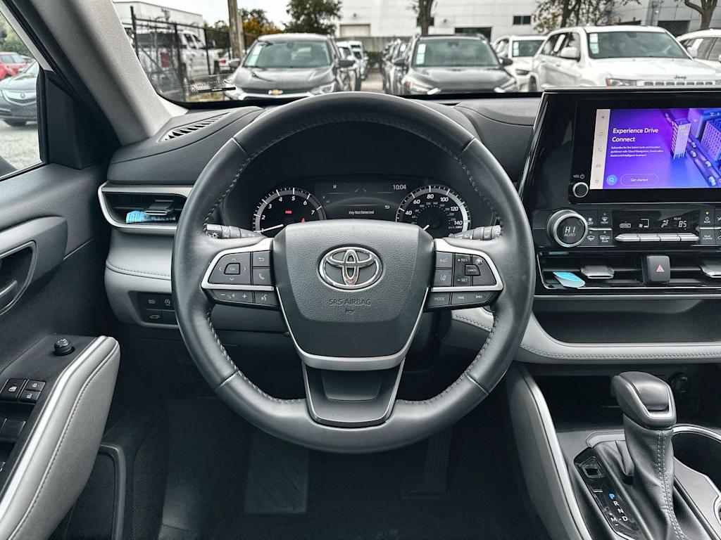 Thumbnail: 2023 Toyota Highlander - 10