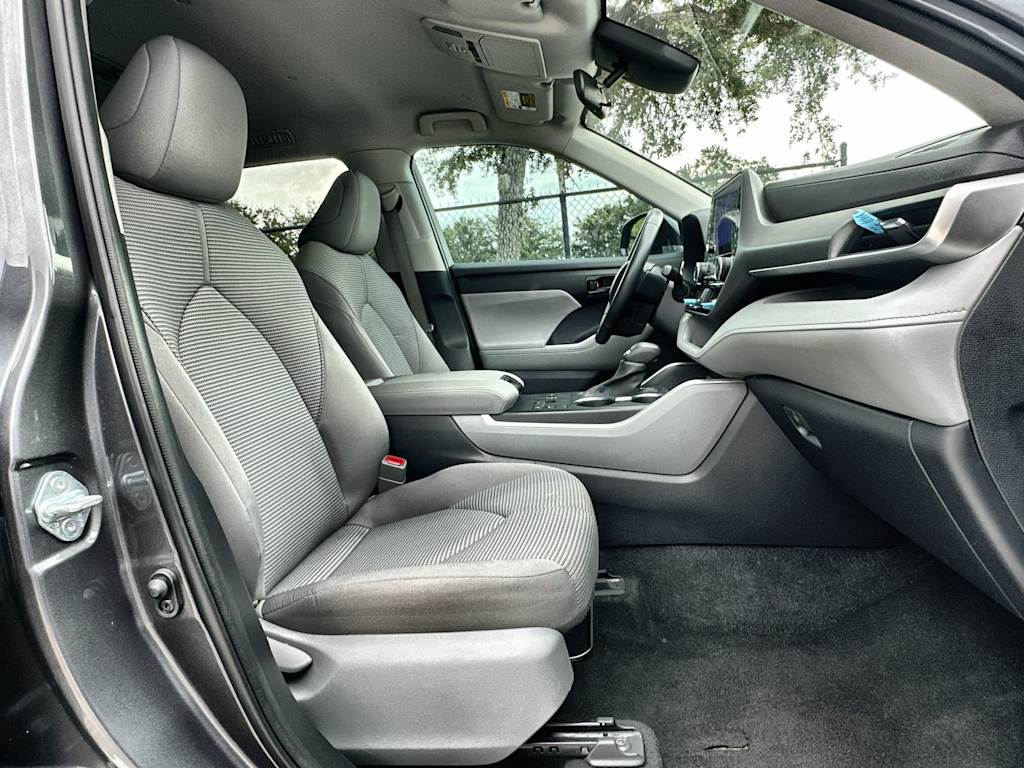Thumbnail: 2023 Toyota Highlander - 20