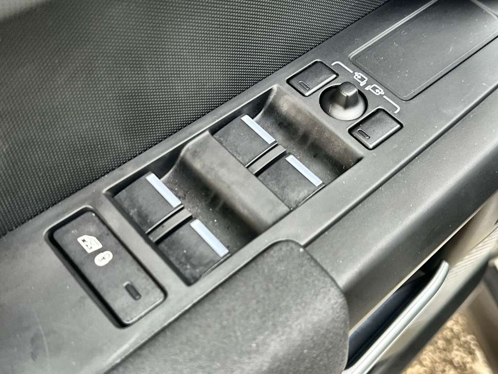 Thumbnail: 2023 Land Rover Defender - 28