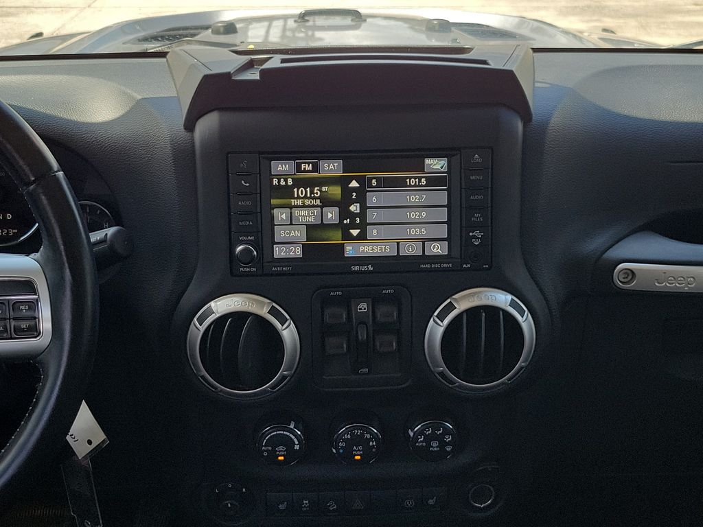 Thumbnail: 2016 Jeep Wrangler - 18