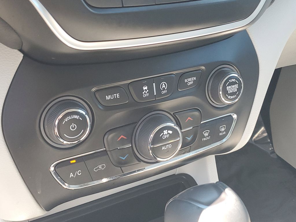Thumbnail: 2021 Jeep Cherokee - 28