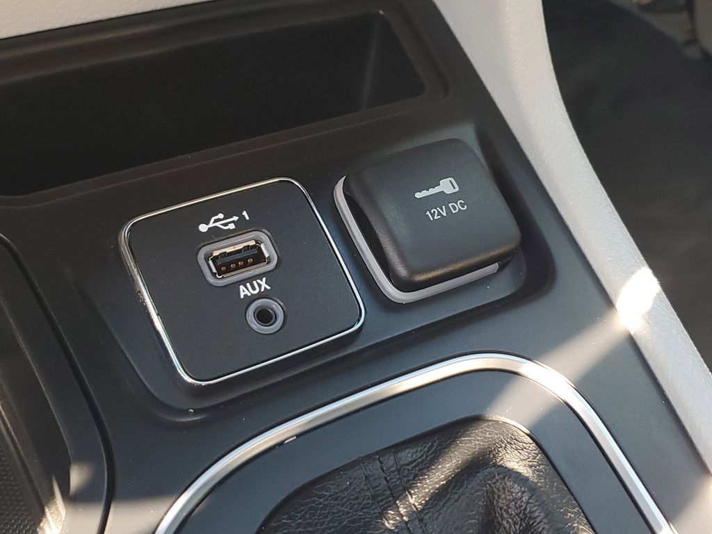 Thumbnail: 2021 Jeep Cherokee - 29