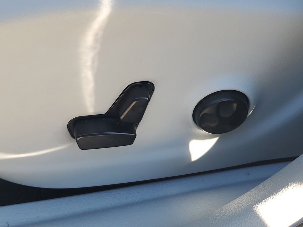 Thumbnail: 2021 Jeep Cherokee - 23