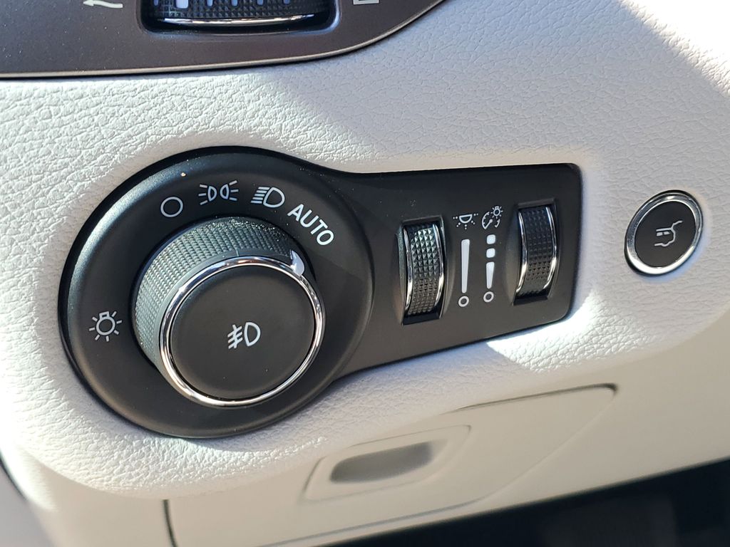 Thumbnail: 2021 Jeep Cherokee - 24