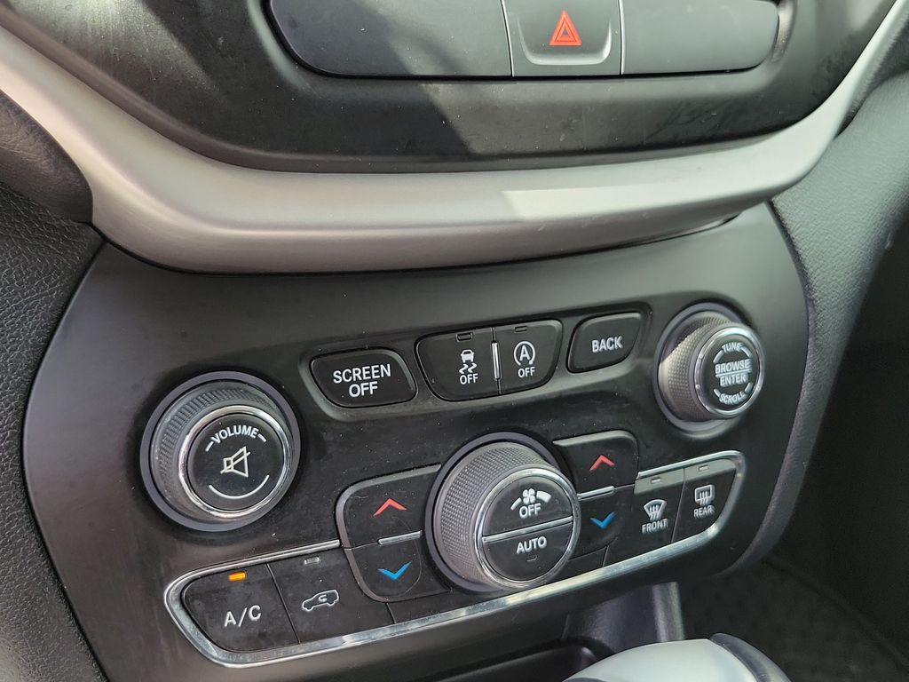 Thumbnail: 2015 Jeep Cherokee - 29